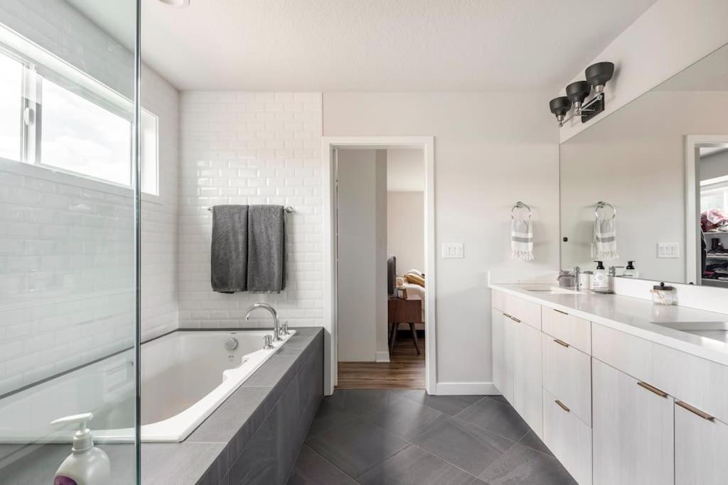 Comfy Family Home, Walkable Neighborhood + Patio! Portland Buitenkant foto